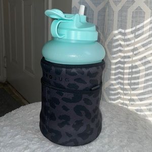 Hydrojug with sleeve and straw